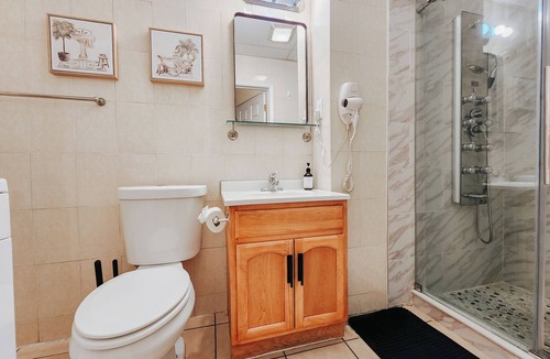 Chinatown Apartment | Convention/3 King Beds/Jet Shower/65" TV