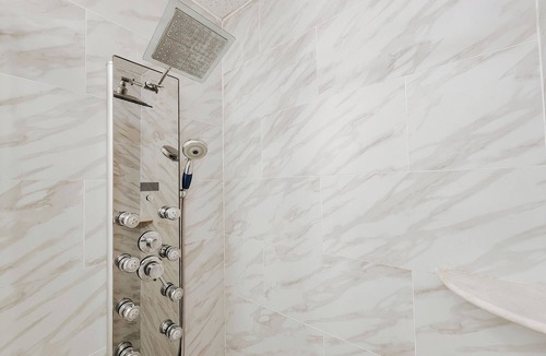 Chinatown Apartment | Convention/3 King Beds/Jet Shower/65" TV