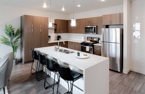 Rio Grande Apartment | Convention Ctr Lux 2BR Pool,Htub,Gym,Theatre,Pkg