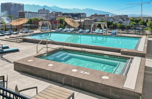 Rio Grande Apartment | Convention Ctr Lux 2BR Pool,Htub,Gym,Theatre,Pkg