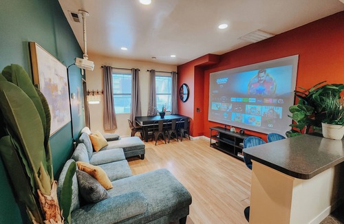 Center City Apartment | Convention Lux/4 King Beds/Pool Table/120" P