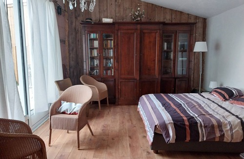 La Neuville-aux-Bois Bed & Breakfast | Converted barn, in lonely wooded area