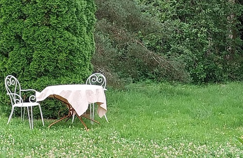 La Neuville-aux-Bois Bed & Breakfast | Converted barn, in lonely wooded area