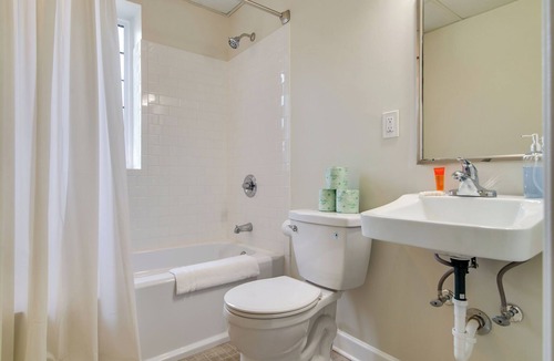 Music Row Hotel | Converted Studio Apartment. - Great Location!