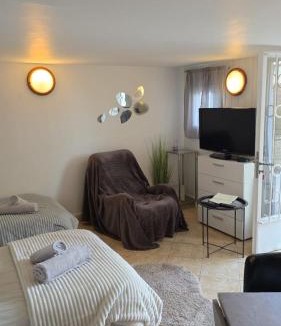 La Ferte-Gaucher Apartment | Convivial Studio meublé avec piscine partagée