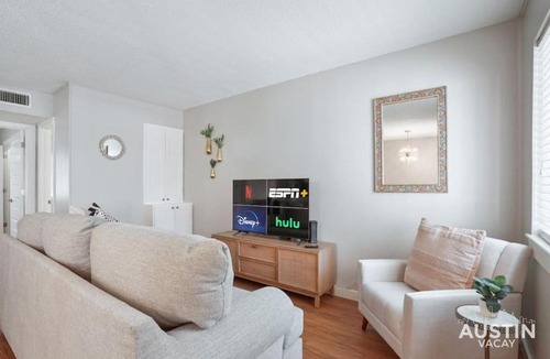 Hyde Park Apartment | Cook and Gather Around in a Fully Equipped Apartment