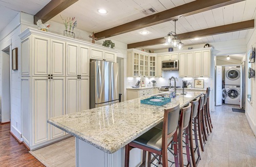 Dickinson House | Cookout Ready! Family Gem w/Fire Pit in Dickinson