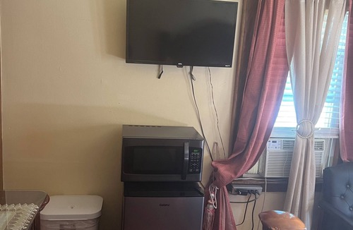 Irvington House | Cool 1 room with AC in charming Irvington