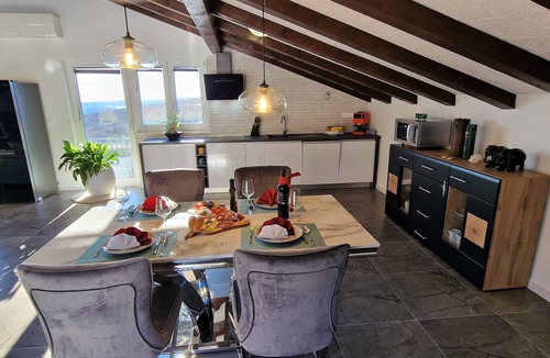 Bakar House | Cool 3-bedroom house with AC in charming Praputnjak