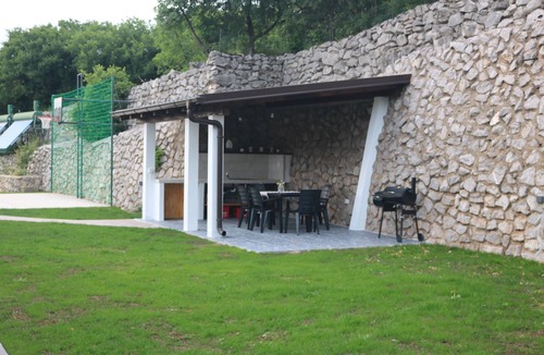Bakar House | Cool 3-bedroom house with AC in charming Praputnjak