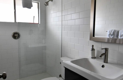 Oak Lawn Apartment | Cool Blue-King Bed- Parking - HP/Design Dist/Katy Trail/Uptown