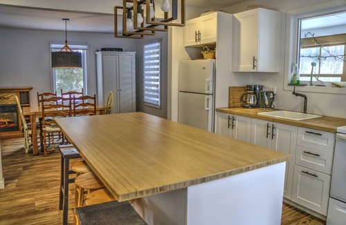 Bolton-Ouest House | Cool & cosy retreat with private lake, paddleboard/kayaks, trails and firepit