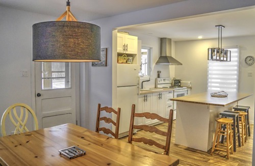 Bolton-Ouest House | Cool & cosy retreat with private lake, paddleboard/kayaks, trails and firepit