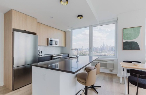 Jersey City Apartment | Cool Jersey City 2BR w/Gym, Game Room & Virtual Golf, by Blueground