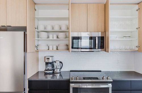 Jersey City Apartment | Cool Jersey City 2BR w/Gym, Game Room & Virtual Golf, by Blueground
