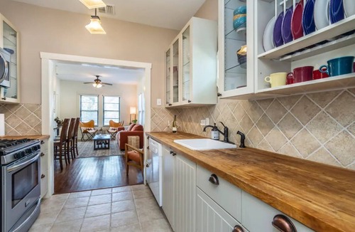 Monte Vista House | Cool oasis on the St Mary Strip. Riverwalk, Six Flags and Sea world nearby.