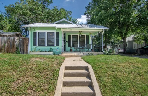 Monte Vista House | Cool oasis on the St Mary Strip. Riverwalk, Six Flags and Sea world nearby.