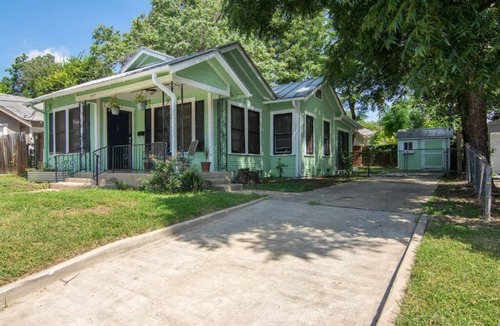 Monte Vista House | Cool oasis on the St Mary Strip. Riverwalk, Six Flags and Sea world nearby.