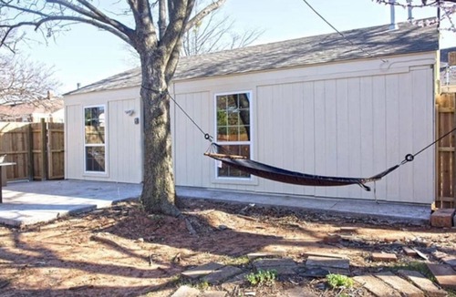 Central Oklahoma City Apartment | COOL STUDIO GARAGE LOCATED IN THE HEART OF OKC!! W/ PRIVATE YARD!!