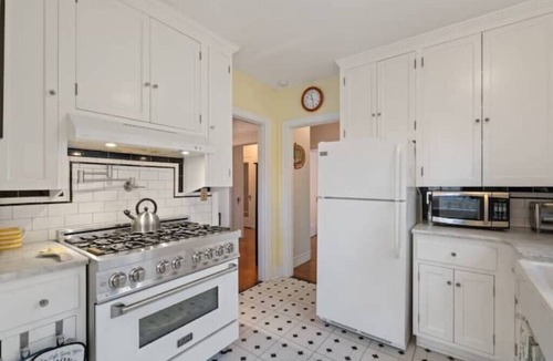 Lincoln House | Cool Uptown Village Stay