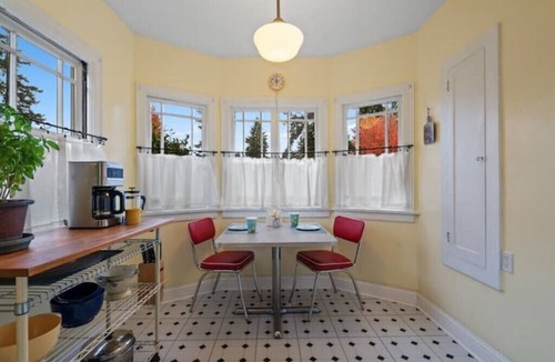 Lincoln House | Cool Uptown Village Stay