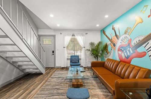 St. Edwards House | Cool Vibes Music Capital SoCo Townhome!