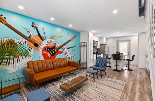St. Edwards House | Cool Vibes SoCo Townhome!