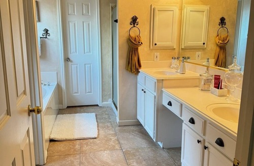 Sugar Land House | Cool Water Vibes Charming 4-bedroom house Sugar Land- complementary mini Bar