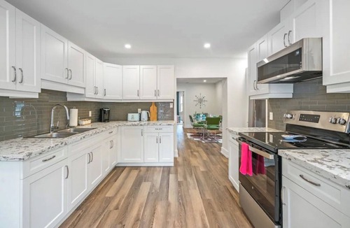 Old Town Historic District Apartment | Coolest vibes, best location in NOTL!