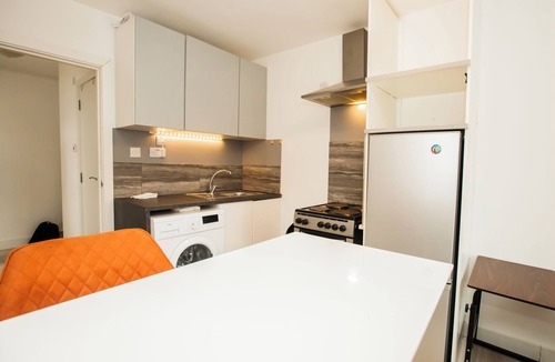 Coombe Hill Apartment | Coombe Hill 2 bedroom House & Parking