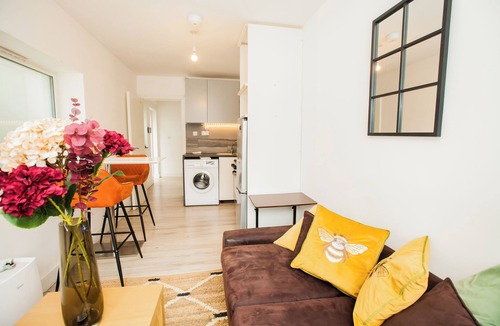 Coombe Hill Apartment | Coombe Hill 2 bedroom House & Parking