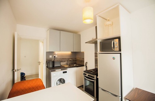Coombe Hill Apartment | Coombe Hill 2 bedroom House & Parking