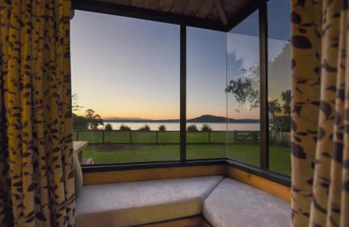 Holdens Bay House | Cooper's Lakeside Cabin