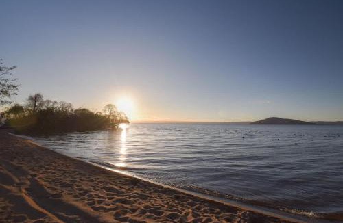 Holdens Bay House | Cooper's Lakeside Cabin