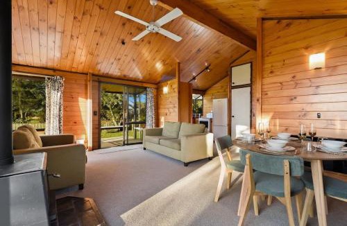 Holdens Bay House | Cooper's Lakeside Cabin