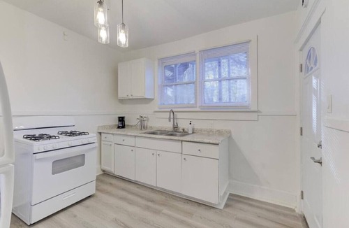 Cooper-Young Historic District Apartment | Cooper Young Charm: Newly Remodeled Retreat