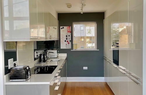 Malmesbury House | Coopers Lodge | Luxury Lakefront Home + Pool & Spa