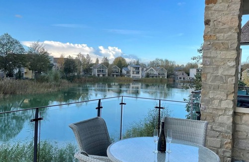 Malmesbury House | Coopers Lodge | Luxury Lakefront Home + Pool & Spa