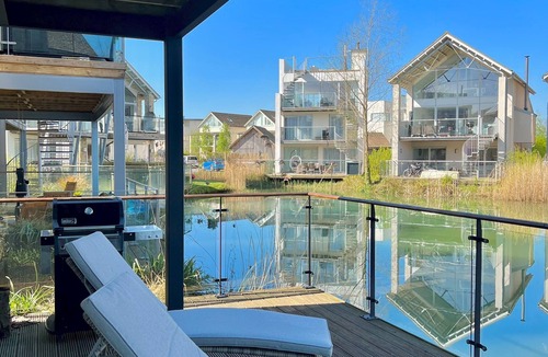 Malmesbury House | Coopers Lodge | Luxury Lakefront Home + Pool & Spa