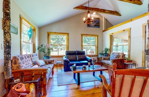 Roxbury Cabin | Coos Canyon- Firepit, Swimming Hole & Dog-Friendly