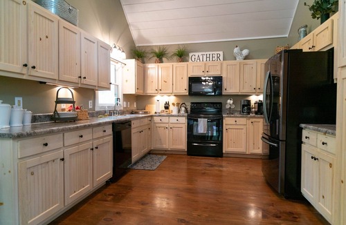 Ellijay Cabin | Coosawattee-2 King Beds, Hot Tub, Pool Table, Fire Pit, Arcade, Resort Amenities