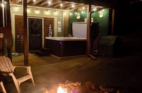 Ellijay Cabin | Coosawattee-2 King Beds, Hot Tub, Pool Table, Fire Pit, Arcade, Resort Amenities