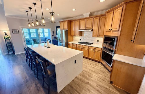 Bracey House | Copper Cove! Hot Tub, 5 Kings & 6 Bunks. FirePit-Sunroom-Sundeck-kayaks-SUP-Fish