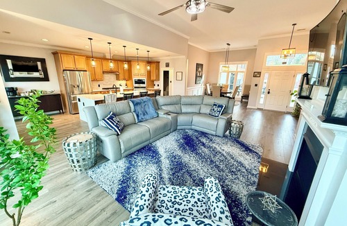 Bracey House | Copper Cove! Hot Tub, 5 Kings & 6 Bunks. FirePit-Sunroom-Sundeck-kayaks-SUP-Fish