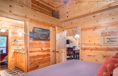Hochatown Cabin | Copper Creek Open Cabin with Game Room and Hot Tub on the Deck by RedAwning