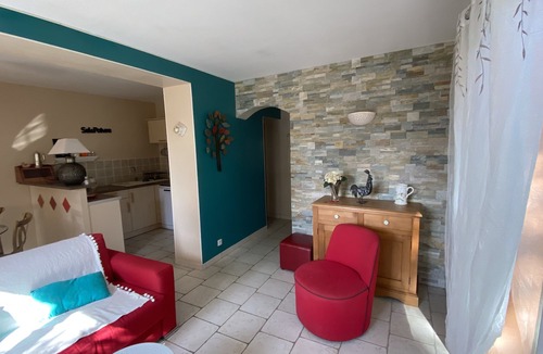 Saint-Saturnin-les-Avignon Apartment | Coquette rental for 2, air conditioning in living room, large plot, private pool
