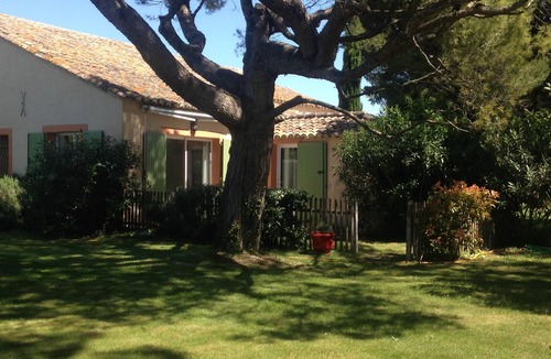 Saint-Saturnin-les-Avignon Apartment | Coquette rental for 2, air conditioning in living room, large plot, private pool