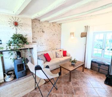 Tournon-Saint-Pierre House | Coquelicot et sac à dos