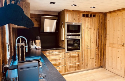 Les Angles House | COQUET CHALET 2 PAS DES PISTES ET COMMERCES AUX ANGLES-8 PERS-Parking