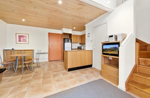 Lorne Apartment | Cora Lynn 26